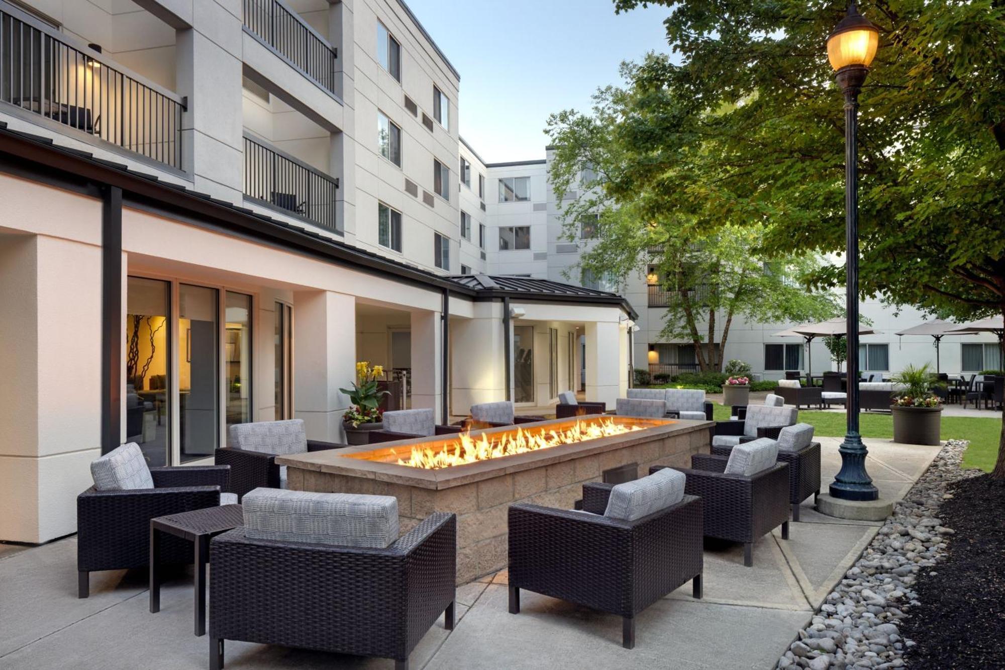 Hotel Courtyard Edison Woodbridge Esterno foto